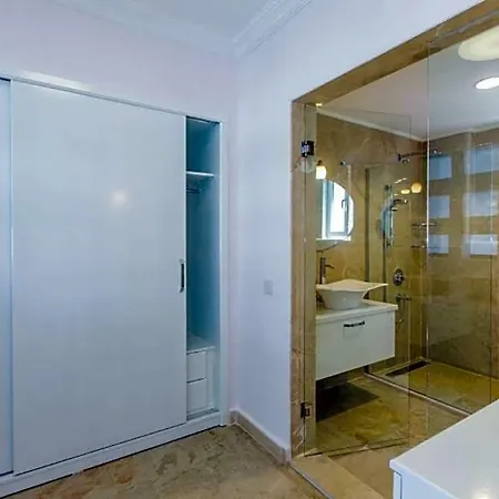 Sleeps 10 Pool Air Con Wifi